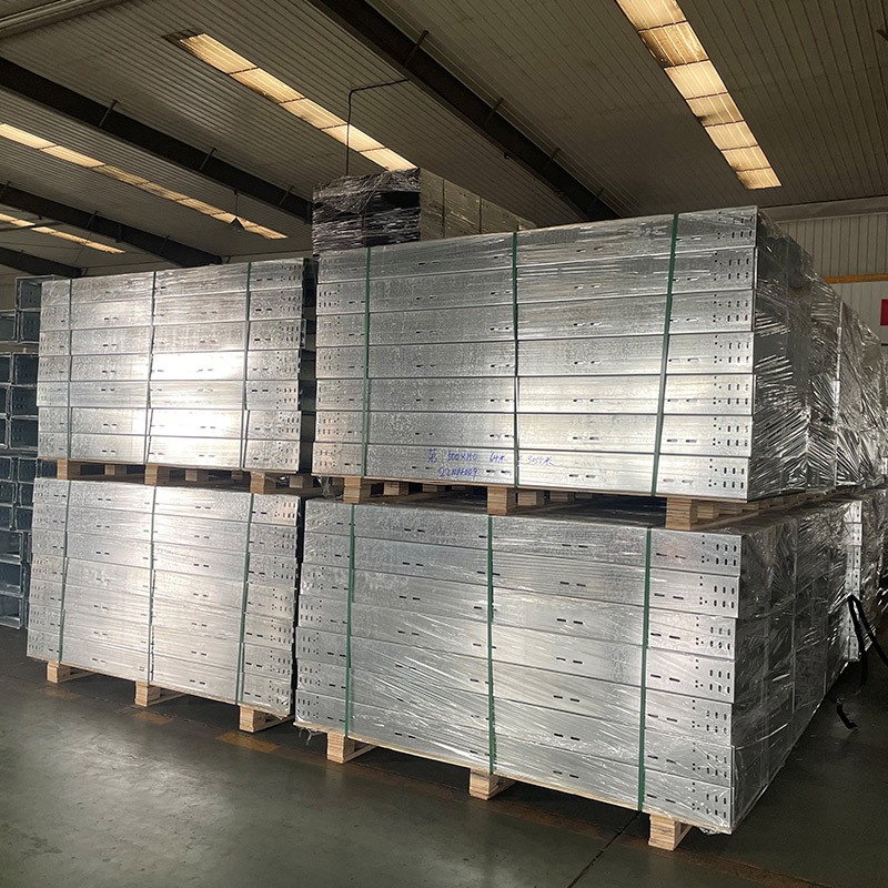 Chemin de câbles perforé