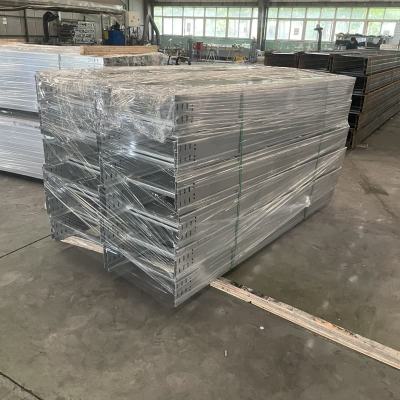 Personnalisation de chemins de câbles en aluminium