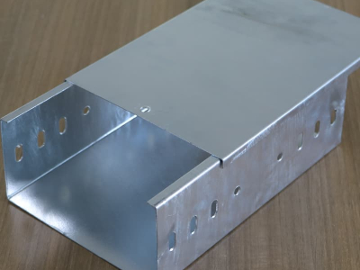 Plateau de câble à creux en acier