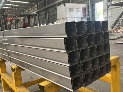 Chemin de câbles fendu